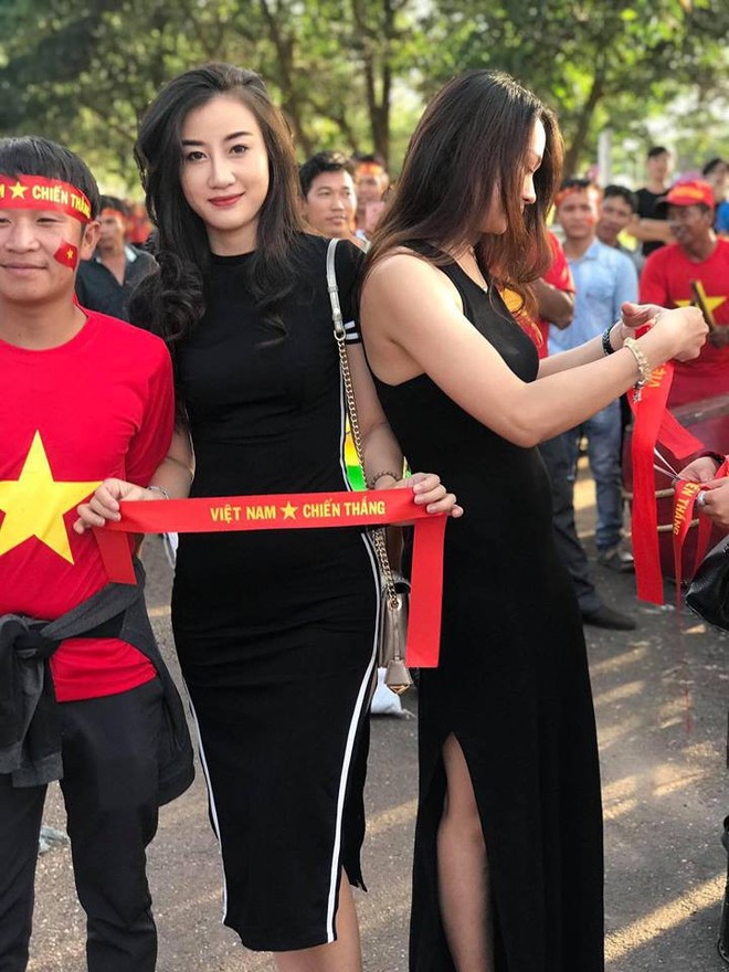 Xuất hiện bên ngoài sân xem ĐT Việt Nam, nữ CĐV được săn lùng vì vóc dáng quá đẹp - Ảnh 1.
