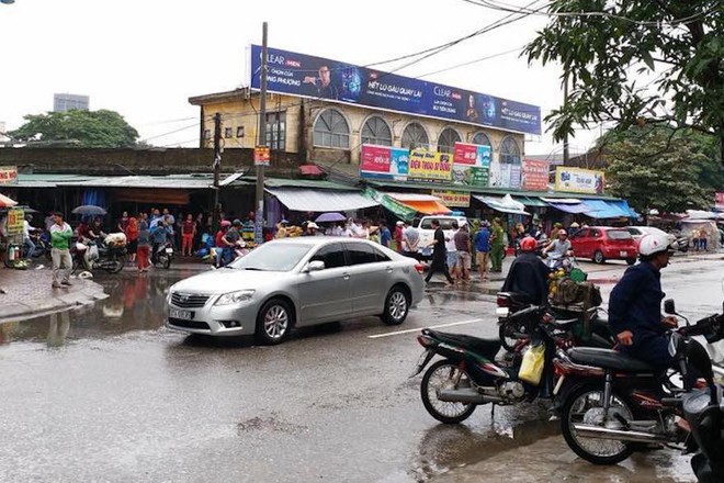 Sau va chạm, nam thanh niên đi xe máy vác dao chặt tay tài xế ô tô con trước chợ - Ảnh 1.