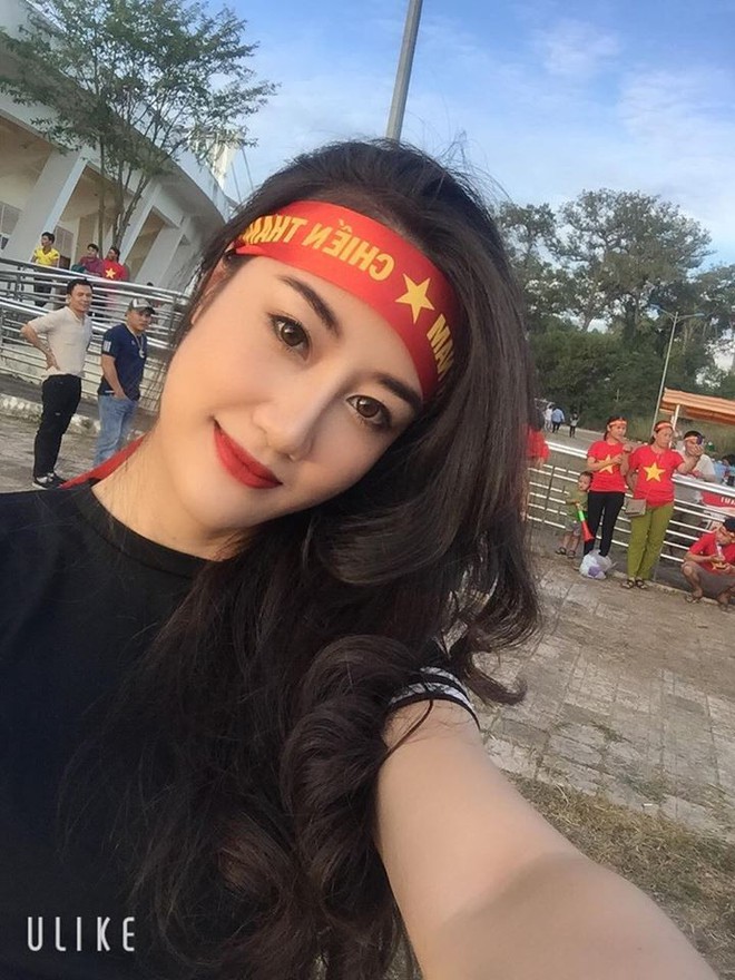 Xuất hiện bên ngoài sân xem ĐT Việt Nam, nữ CĐV được săn lùng vì vóc dáng quá đẹp - Ảnh 4.