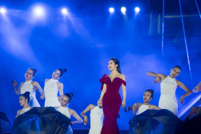 Mỹ Tâm biểu diễn bùng nổ trong đêm nhạc chào đón giải đua xe công thức 1 tổ chức tại Hà Nội - Ảnh 10.