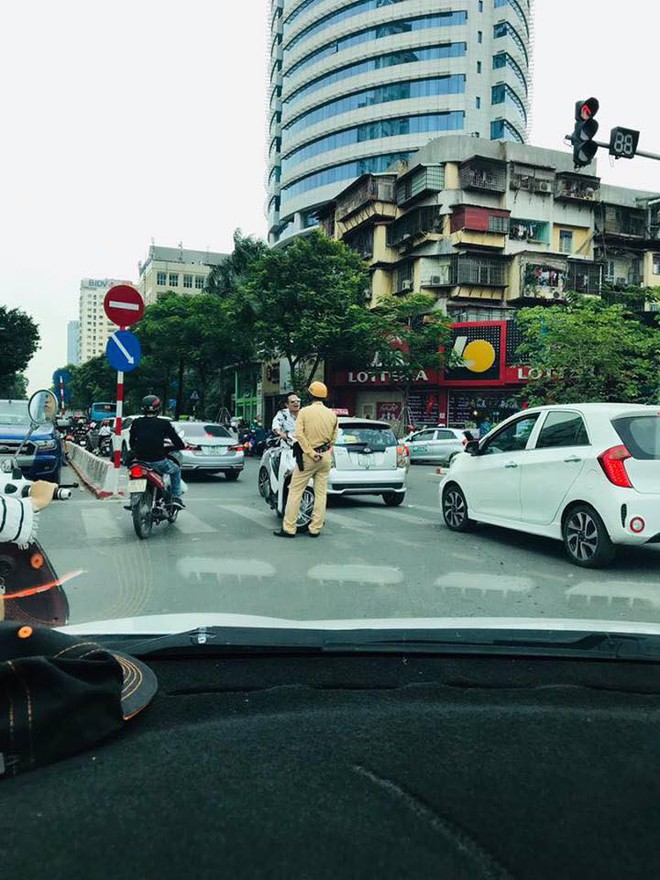 Người đàn ông đầu trần lái xe SH đi ngược chiều, thách thức CSGT ở trung tâm Hà Nội - Ảnh 1.