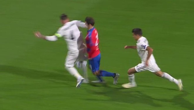 Đội trưởng tai tiếng của Real Madrid đánh cùi chỏ khiến đối thủ chảy máu mũi ròng ròng - Ảnh 2.