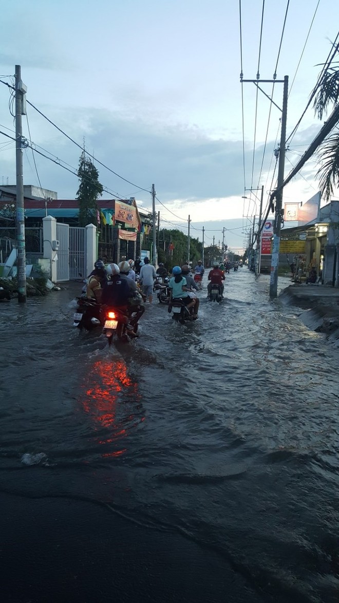 Đường Lê Văn Lương biến thành sông vì triều cường - Ảnh 2.