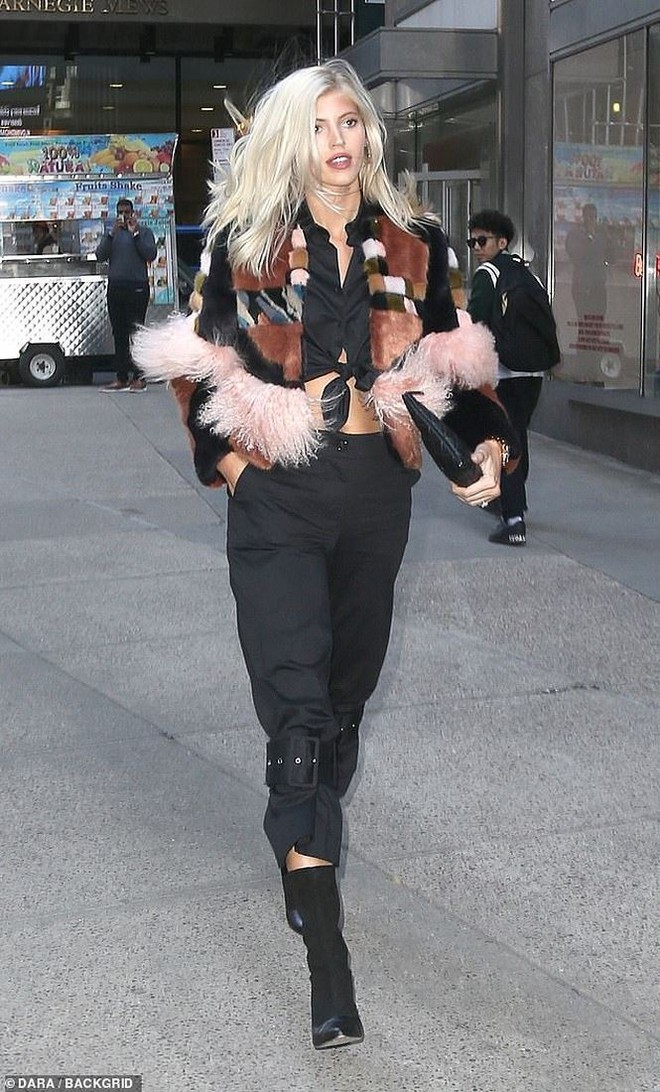 Đội thiên thần Victoria’s Secret chân dài hút mắt trên phố New York - Ảnh 16.