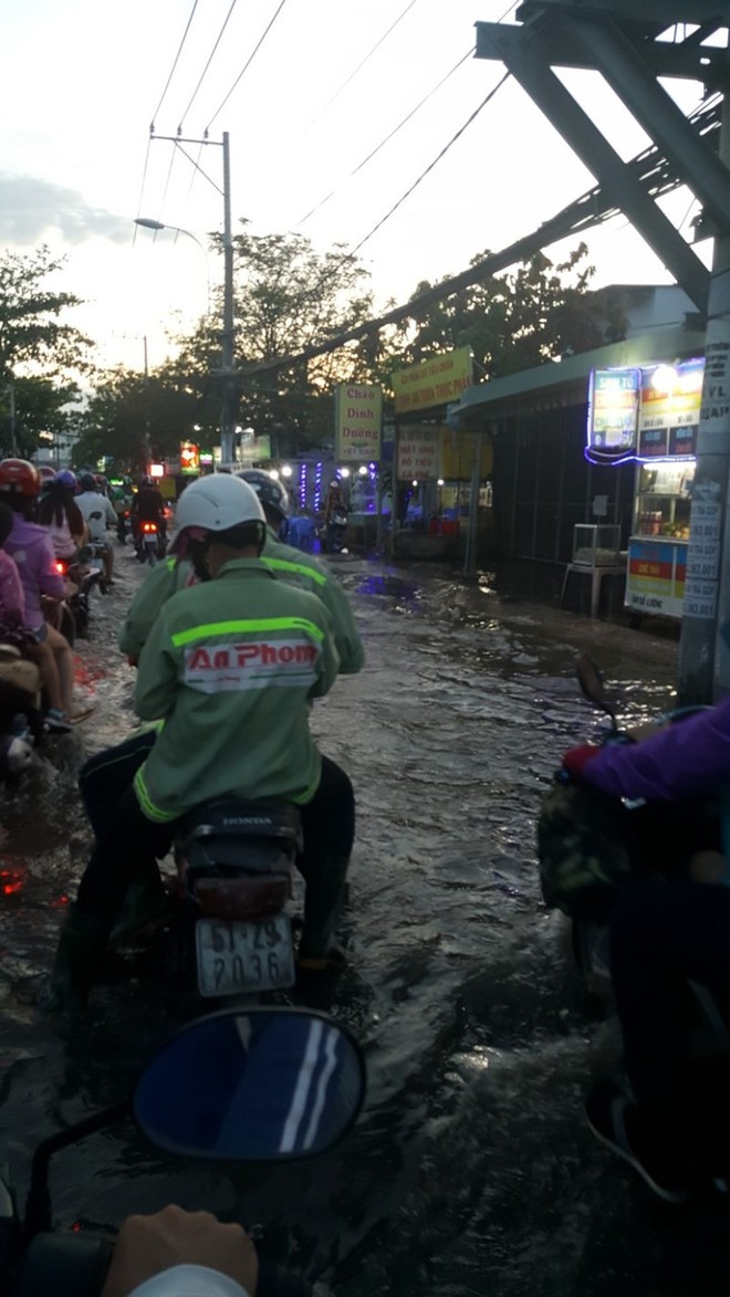 Đường Lê Văn Lương biến thành sông vì triều cường - Ảnh 4.