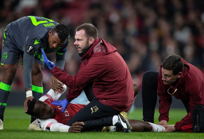 Nani nắm chặt tay động viên Welbeck: Mãi là anh em kiểu Man United - Ảnh 1.