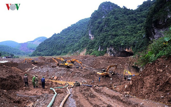 Sập mỏ vàng ở Hòa Bình: Hình ảnh cứu hộ ngày thứ 5 liên tiếp - Ảnh 2.