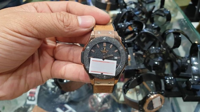 TPHCM: Thu giữ hàng trăm đồng hồ hàng hiệu Rolex, Omega, Montblanc, Hublot giá... vài trăm nghìn đến vài chục triệu đồng - Ảnh 2.