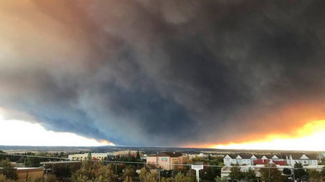 Cháy rừng “như tận thế” ở California (Mỹ) làm hàng nghìn người sơ tán - Ảnh 2.