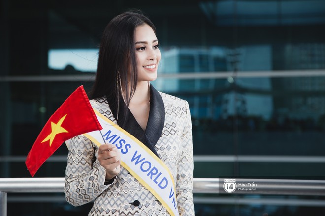 Mẹ cùng người hâm mộ tiễn Trần Tiểu Vy lên đường sang Trung Quốc chinh chiến Miss World 2018 - Ảnh 1.