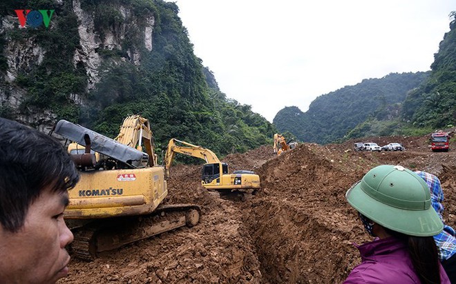 Sập mỏ vàng ở Hòa Bình: Hình ảnh cứu hộ ngày thứ 5 liên tiếp - Ảnh 7.