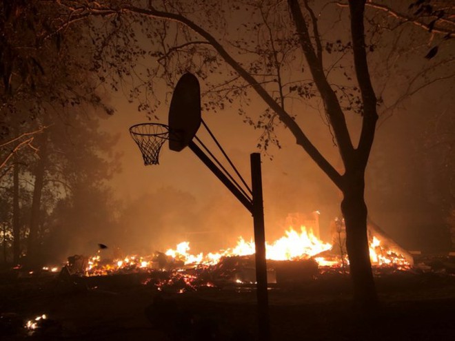 Cháy rừng “như tận thế” ở California (Mỹ) làm hàng nghìn người sơ tán - Ảnh 10.