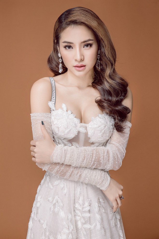 Phương Trinh Jolie khoe vai trần quyến rũ - Ảnh 3.