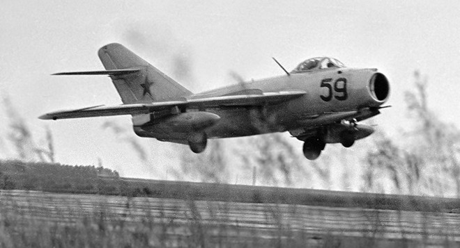 Thực hư chuyện phi công Liên Xô lái tiêm kích MiG-17 bay xuyên qua… gầm cầu! - Ảnh 1.