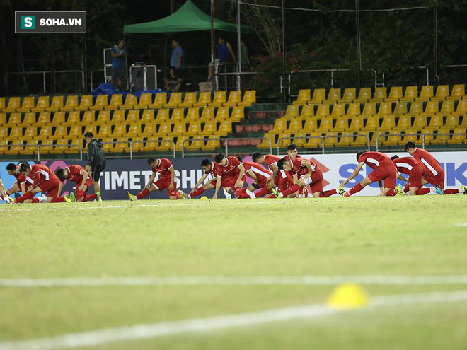 HLV Park Hang-seo kiểm tra kĩ mặt cỏ sân Panaad, tạm yên tâm đấu Philippines - Ảnh 3.