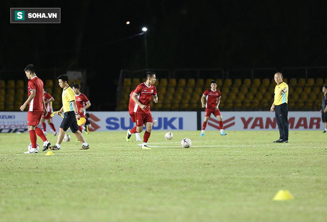 HLV Park Hang-seo kiểm tra kĩ mặt cỏ sân Panaad, tạm yên tâm đấu Philippines - Ảnh 9.