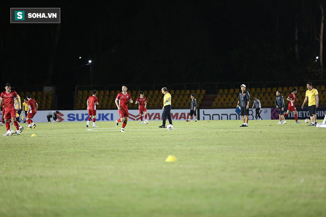 HLV Park Hang-seo kiểm tra kĩ mặt cỏ sân Panaad, tạm yên tâm đấu Philippines - Ảnh 10.