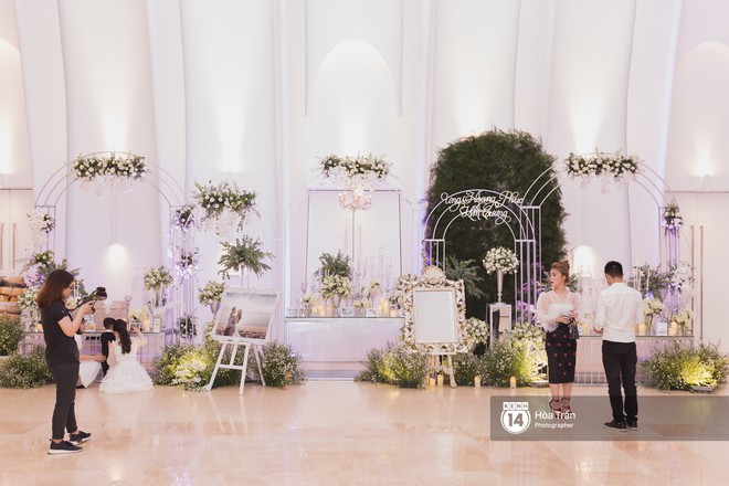 Không gian đám cưới sang trọng, ngập tràn sắc hoa của Ưng Hoàng Phúc và Kim Cương - Ảnh 1.