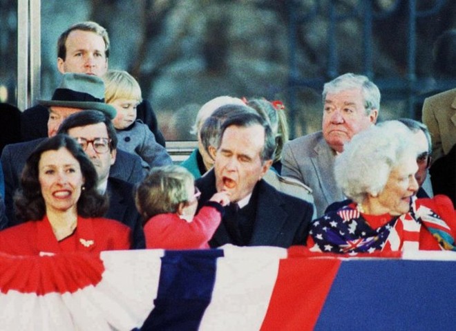 Những khoảnh khắc đáng nhớ trong cuộc đời cựu Tổng thống Bush “cha” - Ảnh 12.