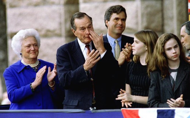 Những khoảnh khắc đáng nhớ trong cuộc đời cựu Tổng thống Bush “cha” - Ảnh 21.