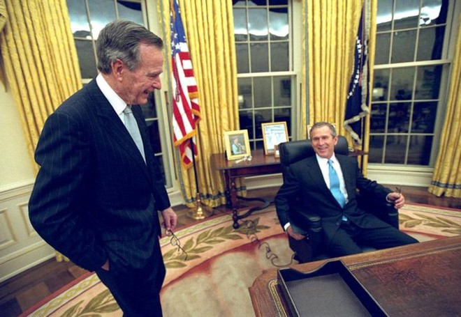 Những khoảnh khắc đáng nhớ trong cuộc đời cựu Tổng thống Bush “cha” - Ảnh 24.