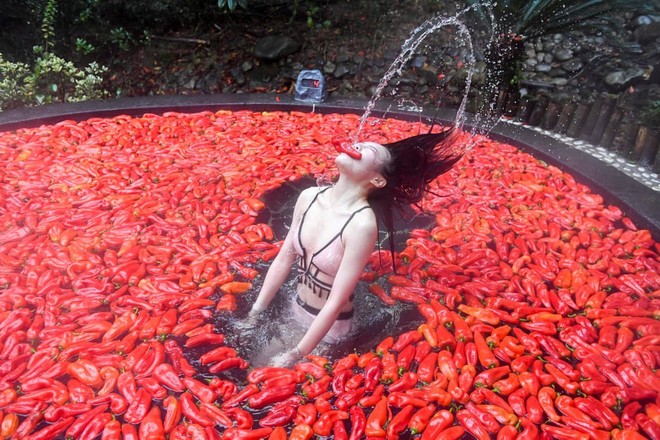 24h qua ảnh: Cô gái thi ăn ớt dưới suối nước nóng ở Trung Quốc - Ảnh 4.