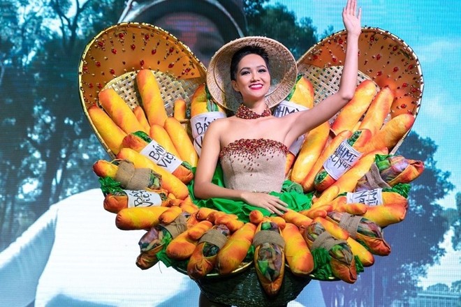 Bánh mì của HHen Niê được chọn vào top trang phục dân tộc hấp dẫn - Ảnh 1.