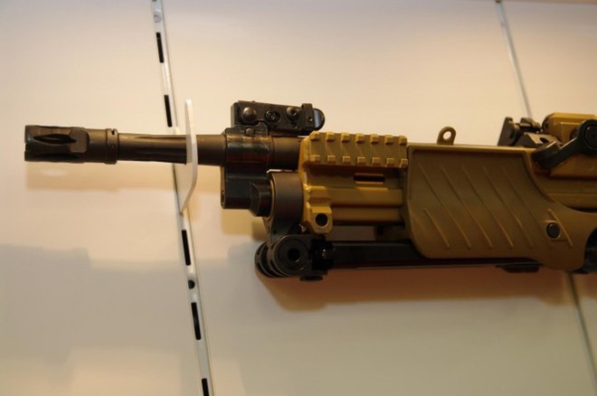 Ảnh: Soi sức mạnh của súng máy hạng nhẹ Heckler&Koch MG4 - Ảnh 4.