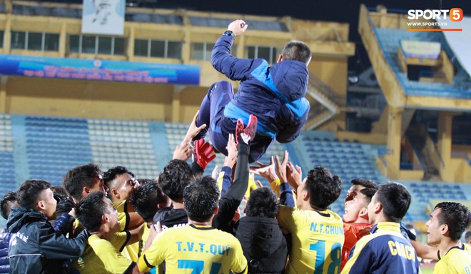 Giành chức vô địch thứ 2 liên tiếp, trung vệ U23 Việt Nam nhớ ơn thầy Park Hang-seo - Ảnh 6.