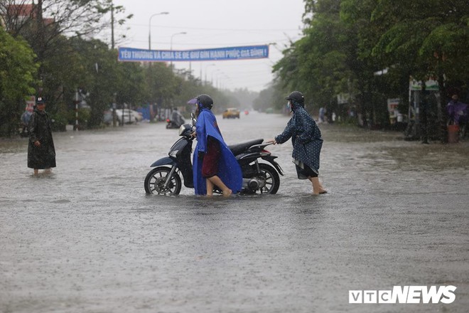 Dân Quảng Ngãi trắng đêm dọn đồ, chạy lũ - Ảnh 7.