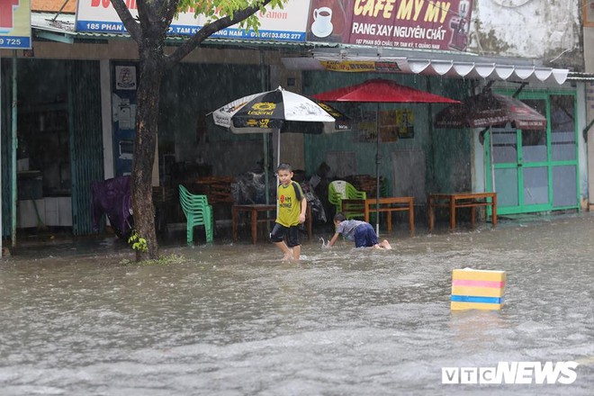 Dân Quảng Ngãi trắng đêm dọn đồ, chạy lũ - Ảnh 9.