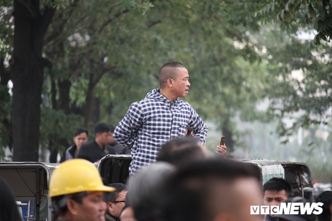 VFF hàn hàng rào, tân Phó Chủ tịch VFF ngăn fan cuồng lao vào trụ sở đòi vé Việt Nam vs Malaysia - Ảnh 10.