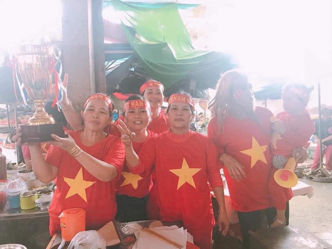 TP Huế đang rất nhiệt: Các tiểu thương mặc đồng phục cổ vũ ĐT Việt Nam, phủ đỏ cả chợ - Ảnh 4.