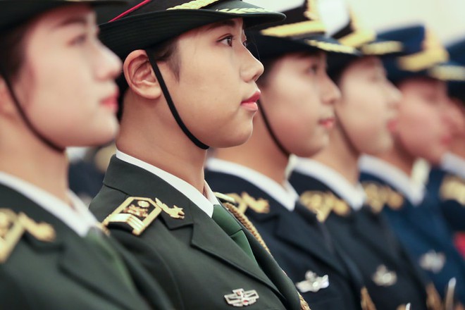 24h qua ảnh: Nữ tiêu binh Trung Quốc xinh đẹp chuẩn bị trước lễ đón Tổng thống Đức - Ảnh 2.