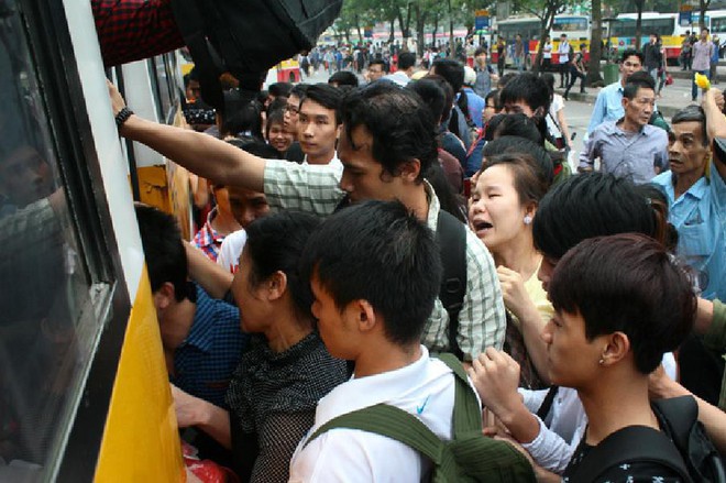 Lau nhà làm con dâu bị ngã, mẹ chồng chạy đến nói 1 điều không ngờ và bài học đáng ngẫm - Ảnh 1.