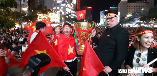 Chung kết Malaysia vs Việt Nam: Giật mình với CĐV giống hệt nhà lãnh đạo Triều Tiên Kim Jong Un - Ảnh 2.