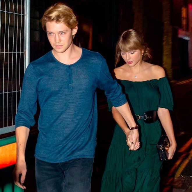 Tom Hiddleston bỗng trở thành vệ sĩ hộ tống cho Taylor Swift và bạn trai Joe Alwyn? - Ảnh 4.