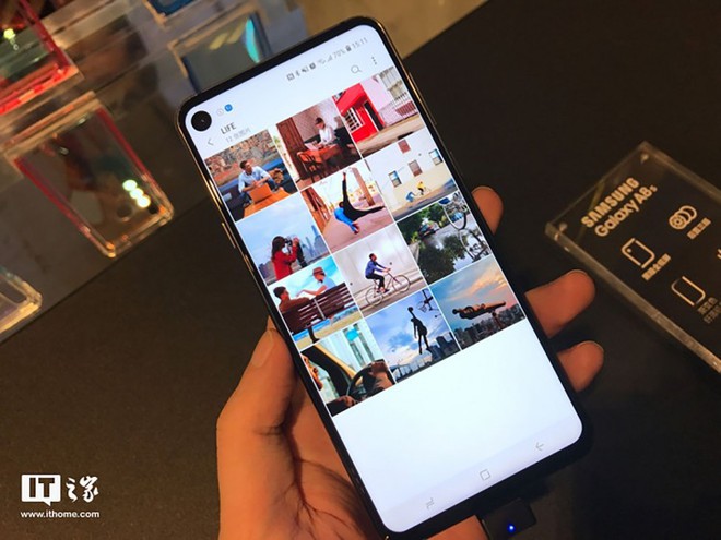 Samsung ra mắt smartphone với màn hình đục lỗ đầu tiên trên thế giới - Ảnh 4.