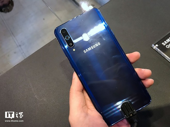 Samsung ra mắt smartphone với màn hình đục lỗ đầu tiên trên thế giới - Ảnh 6.