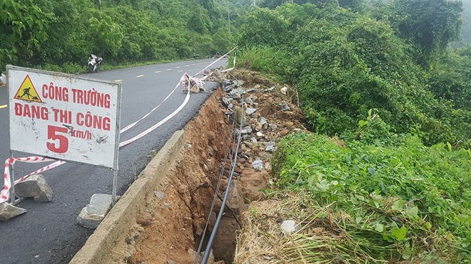 Bán đảo Sơn Trà sạt lở nghiêm trọng, đất đá lao xuống đường - Ảnh 6.