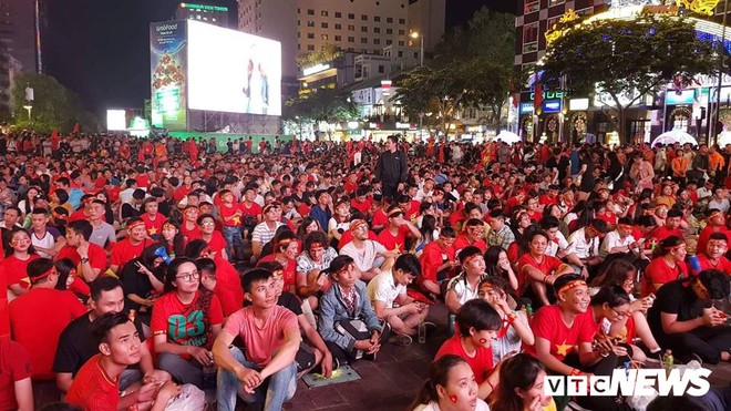 Chung kết Malaysia vs Việt Nam: Giật mình với CĐV giống hệt nhà lãnh đạo Triều Tiên Kim Jong Un - Ảnh 7.