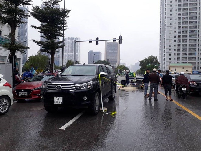 Người đàn ông đi xe máy tử vong giữa phố Hà Nội sau va chạm với ô tô - Ảnh 1.