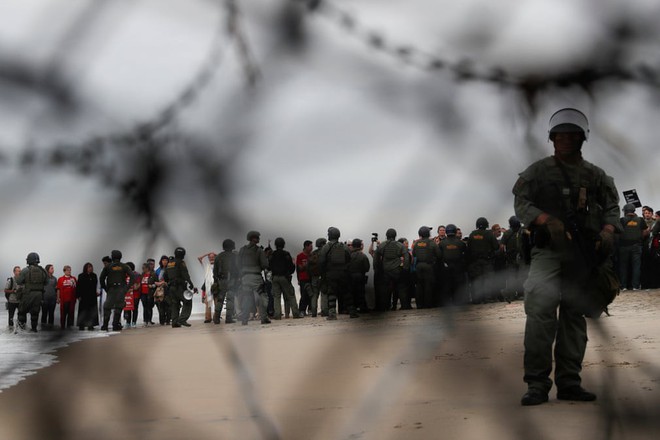 24h qua ảnh: Cảnh sát Mỹ lập hàng rào chặn người di cư vượt biên - Ảnh 2.