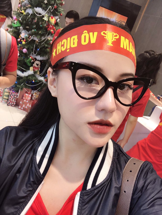 Sang tận Malaysia cổ vũ bóng đá, Huyền Dung - The Voice suýt... đứng ngoài SVĐ dù đến trước 4 tiếng - Ảnh 3.