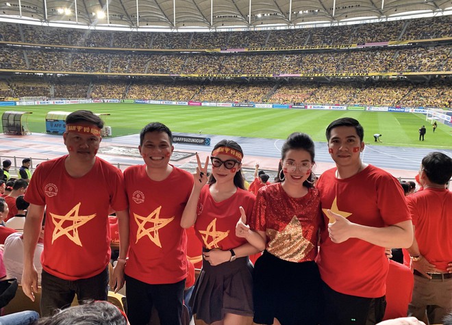 Sang tận Malaysia cổ vũ bóng đá, Huyền Dung - The Voice suýt... đứng ngoài SVĐ dù đến trước 4 tiếng - Ảnh 2.