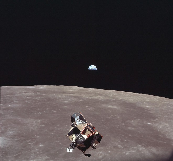 Bí mật cuộc đổ bộ Mặt Trăng đầu tiên của NASA: Kịch bản ám ảnh phi hành gia thứ 3 - Ảnh 1. Bí mật cuộc đổ bộ Mặt Trăng đầu tiên của NASA: Kịch bản ám ảnh phi hành gia thứ 3 - Ảnh 1.