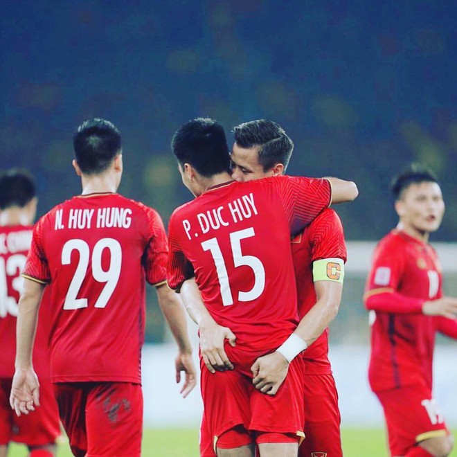 Có 1 bức ảnh mà Quế Ngọc Hải và Đức Huy đều háo hức chia sẻ, dân mạng soi ngay ra điểm bất thường - Ảnh 1.