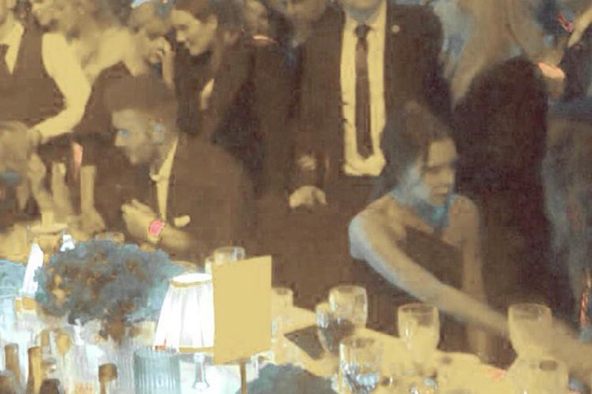 Vợ chồng Beckham nắm chặt tay trước ống kính, nhưng khi vào dự tiệc lại có thái độ khác hẳn - Ảnh 1.