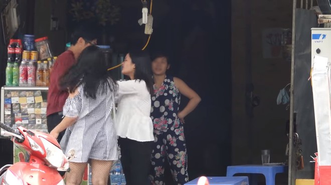 Ekip d&agrave;n dựng clip đ&aacute;nh ghen để troll c&aacute;c cặp đ&ocirc;i tr&ecirc;n đường phố khiến người xem bức x&uacute;c - Ảnh 2.