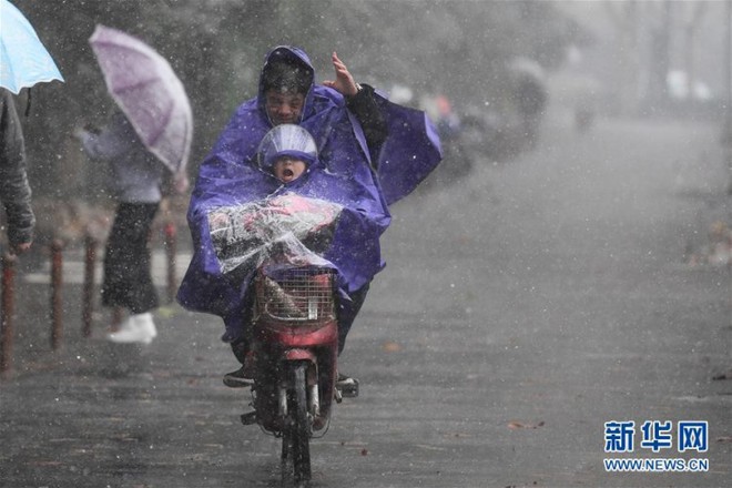 Trung Quốc lạnh âm độ trong trận Đại Tuyết, người dân quấn áo choàng dày như chăn ra đường - Ảnh 12.